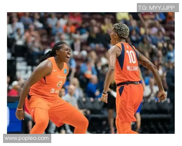 洛杉矶火花队与水星队激战正酣决战WNBA季后赛精彩回顾