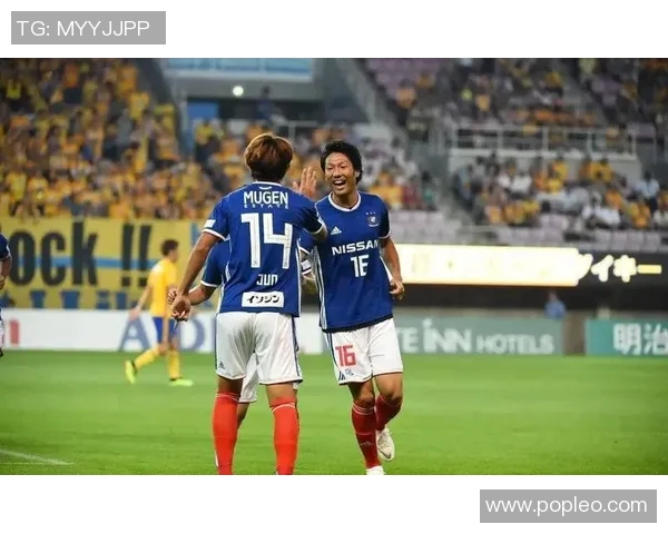 广岛三剑与横滨水手的激烈对决展现足球魅力与团队精神