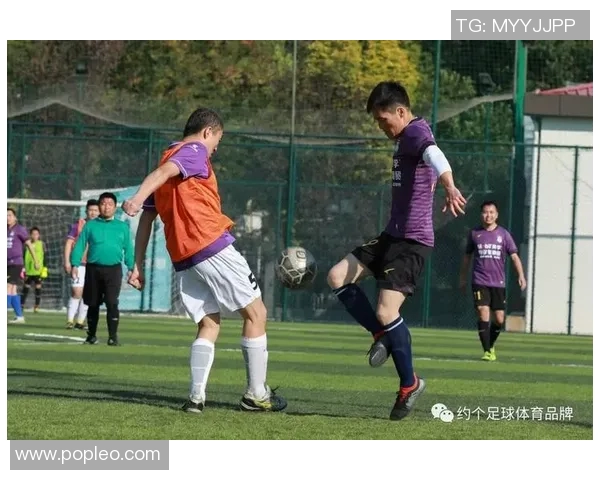 巴赛队与香港队激战正酣展现足球魅力与团队精神的精彩对决