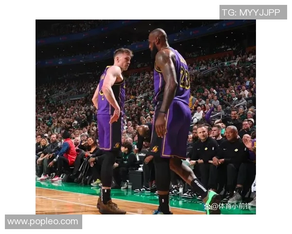 詹姆斯与开拓者激烈对决精彩瞬间回顾与图片分享